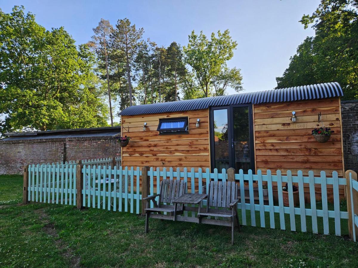 Gatwick Hideaway Hut Hotel Charlwood Exterior photo