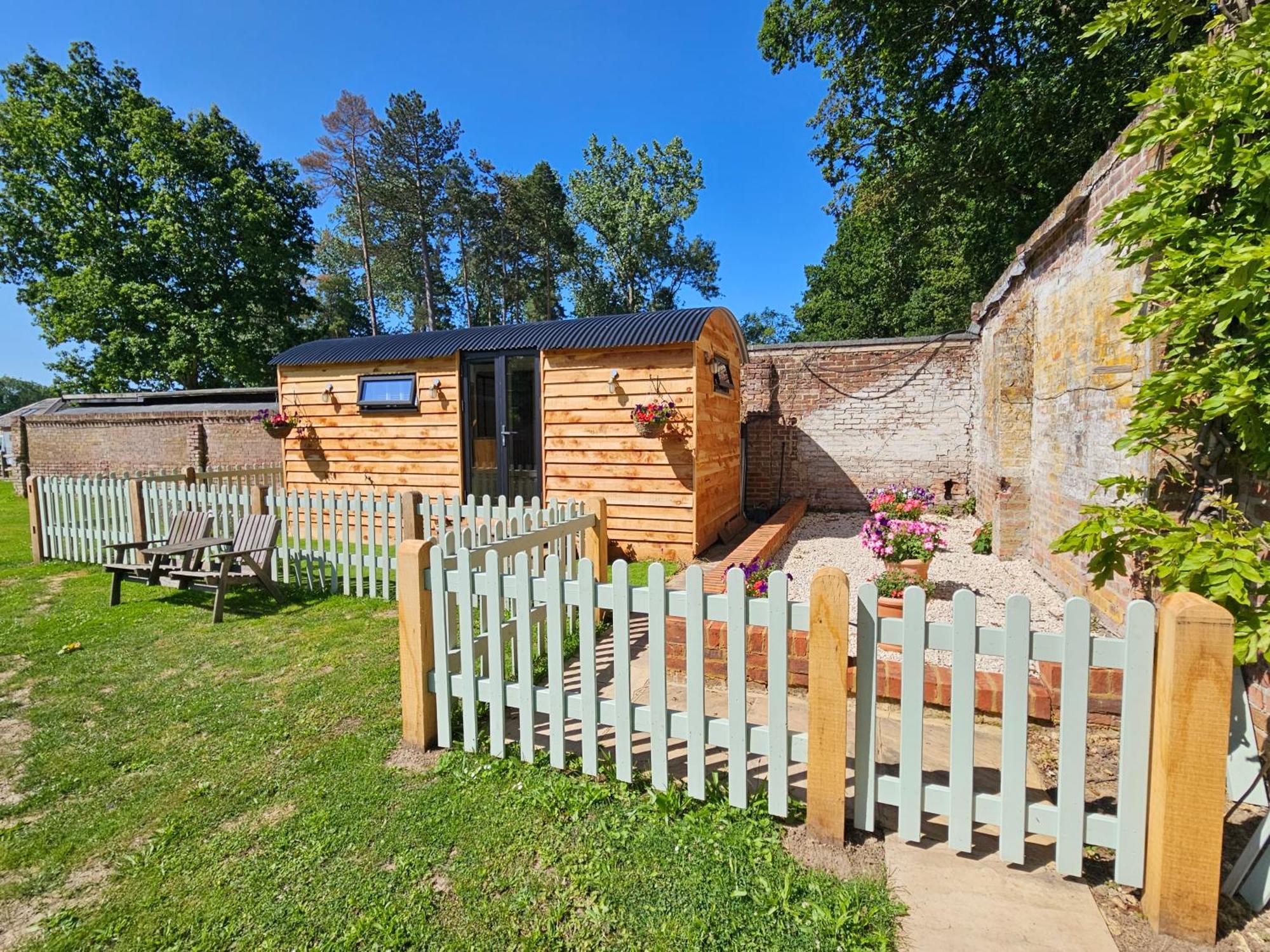 Gatwick Hideaway Hut Hotel Charlwood Exterior photo