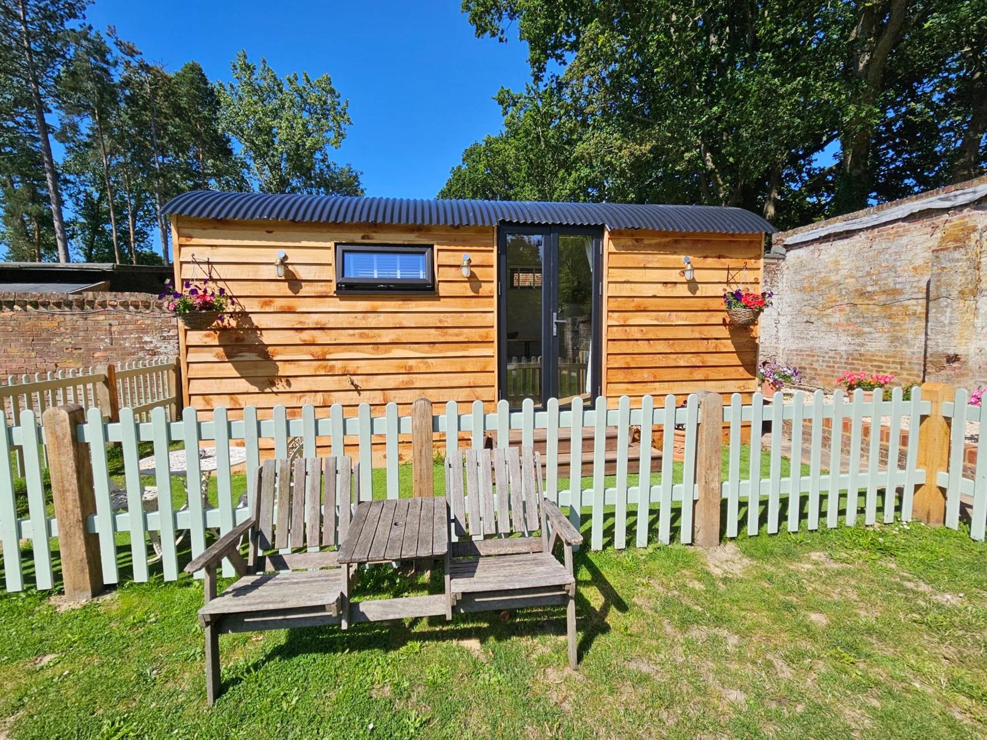 Gatwick Hideaway Hut Hotel Charlwood Exterior photo